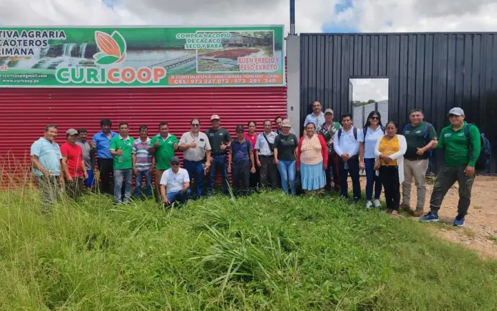 Equipo de CURICOOP en feria comercial